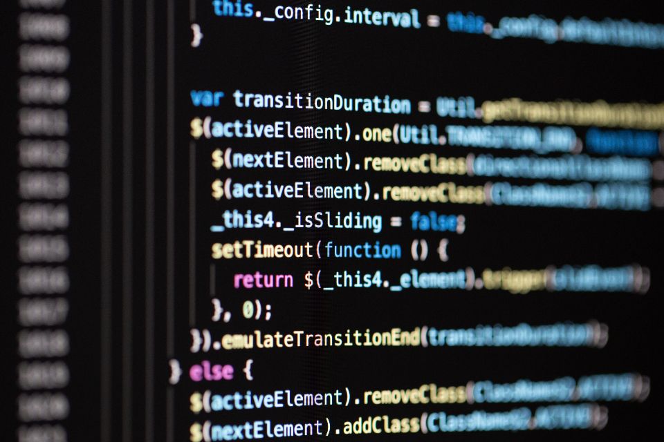 Pantalla con código fuente resaltado por colores