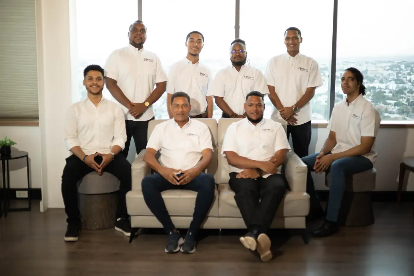 El equipo de CookiesJar SRL en su oficina de Santo Domingo